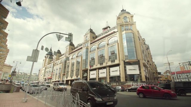 Шикарная блондиночка демонстрирует свои прелести перед камерой